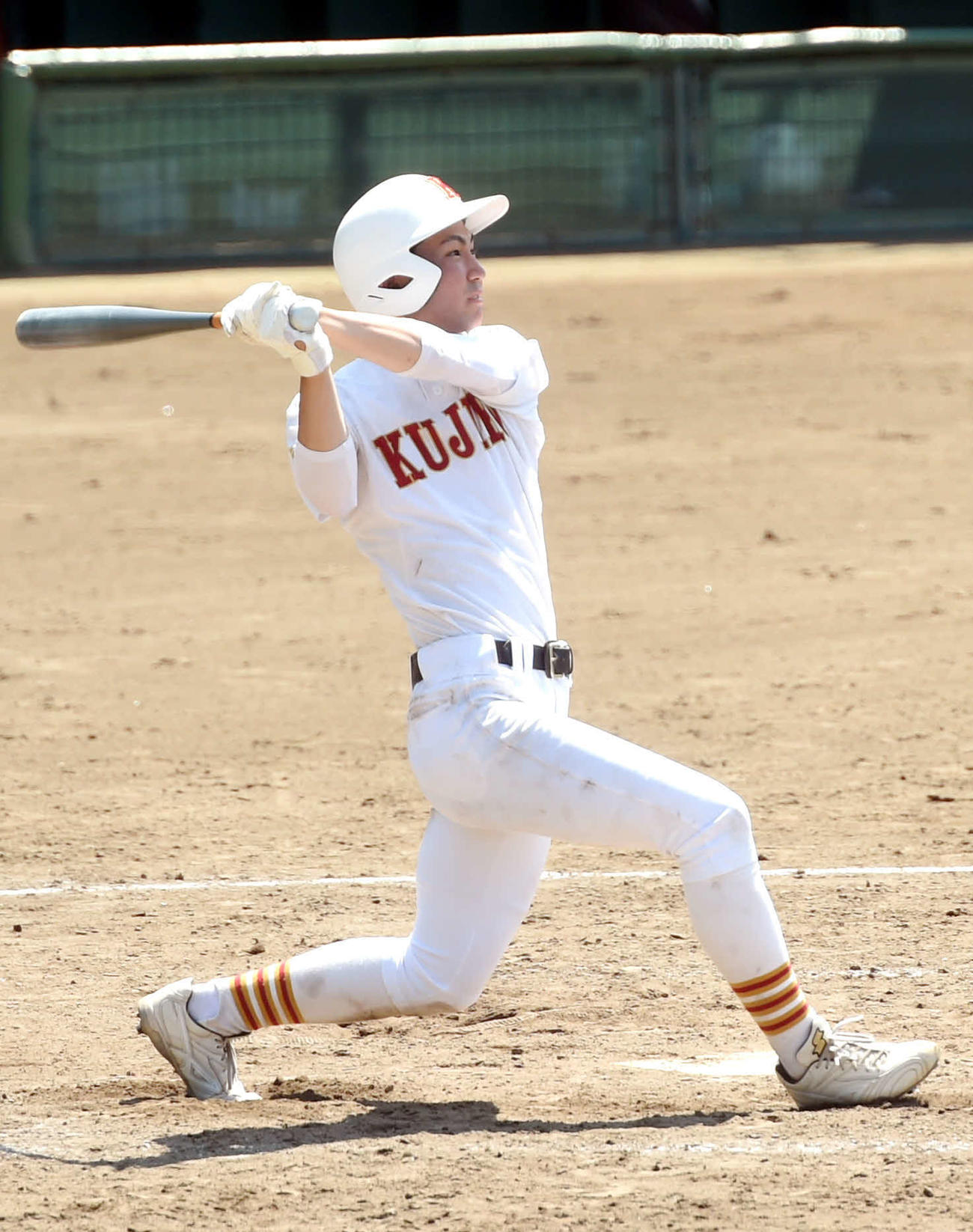 4回、中前に2点適時打を放つ久慈・野崎