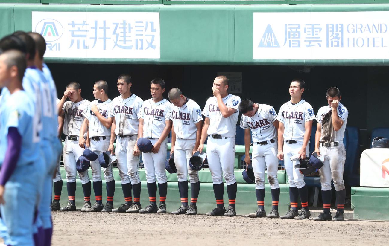 滝川西対クラーク　1回戦敗退に涙するクラークナイン（撮影・黒川智章）