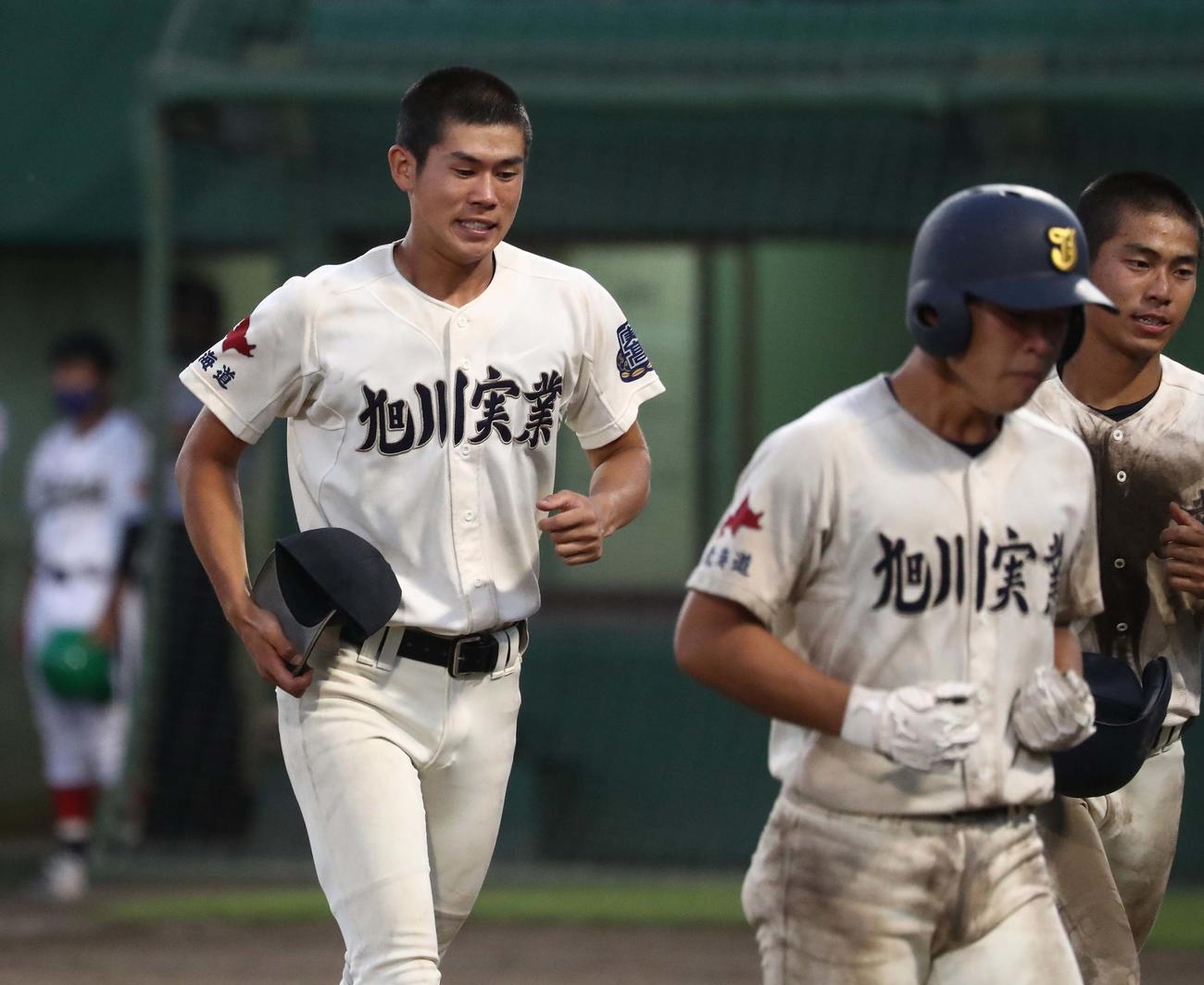 帯広大谷対旭川実　初戦で敗退し涙を浮かべ引き揚げる旭川実の田中楓（撮影・黒川智章）
