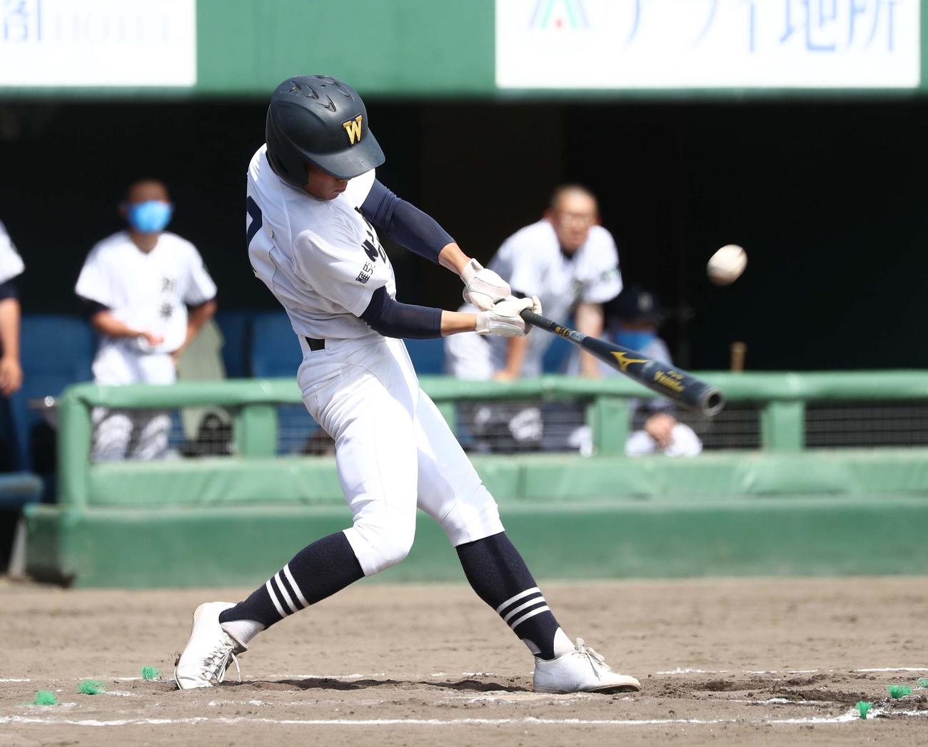 稚内大谷対別海　7回表稚内大谷1死、左越え本塁打を放つ瀬川（撮影・黒川智章）
