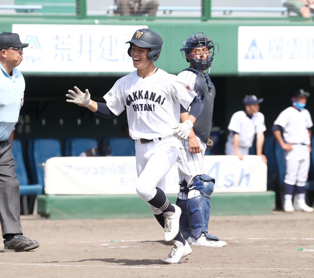 稚内大谷対別海　7回表稚内大谷1死、左越え本塁打を放ち笑顔の瀬川（撮影・黒川智章）