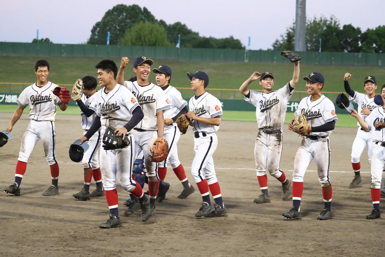 帯広大谷対旭川実　タイブレークで勝利しスタンドに向かってガッツポーズの帯広大谷ナイン（撮影・黒川智章）