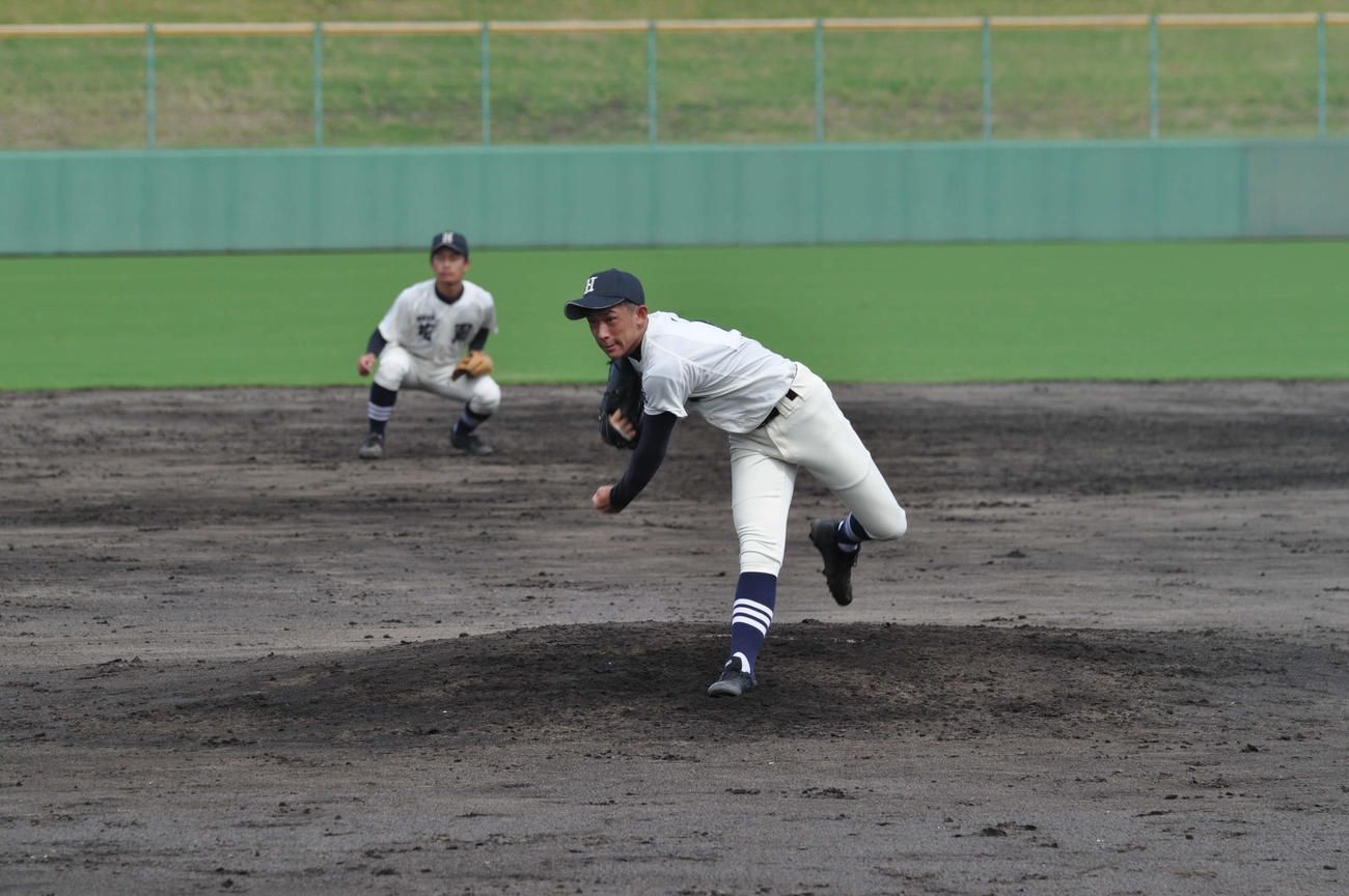 花園対阪南　5回を無失点に抑えた花園先発の岡田拓海（撮影・佐藤妙月）