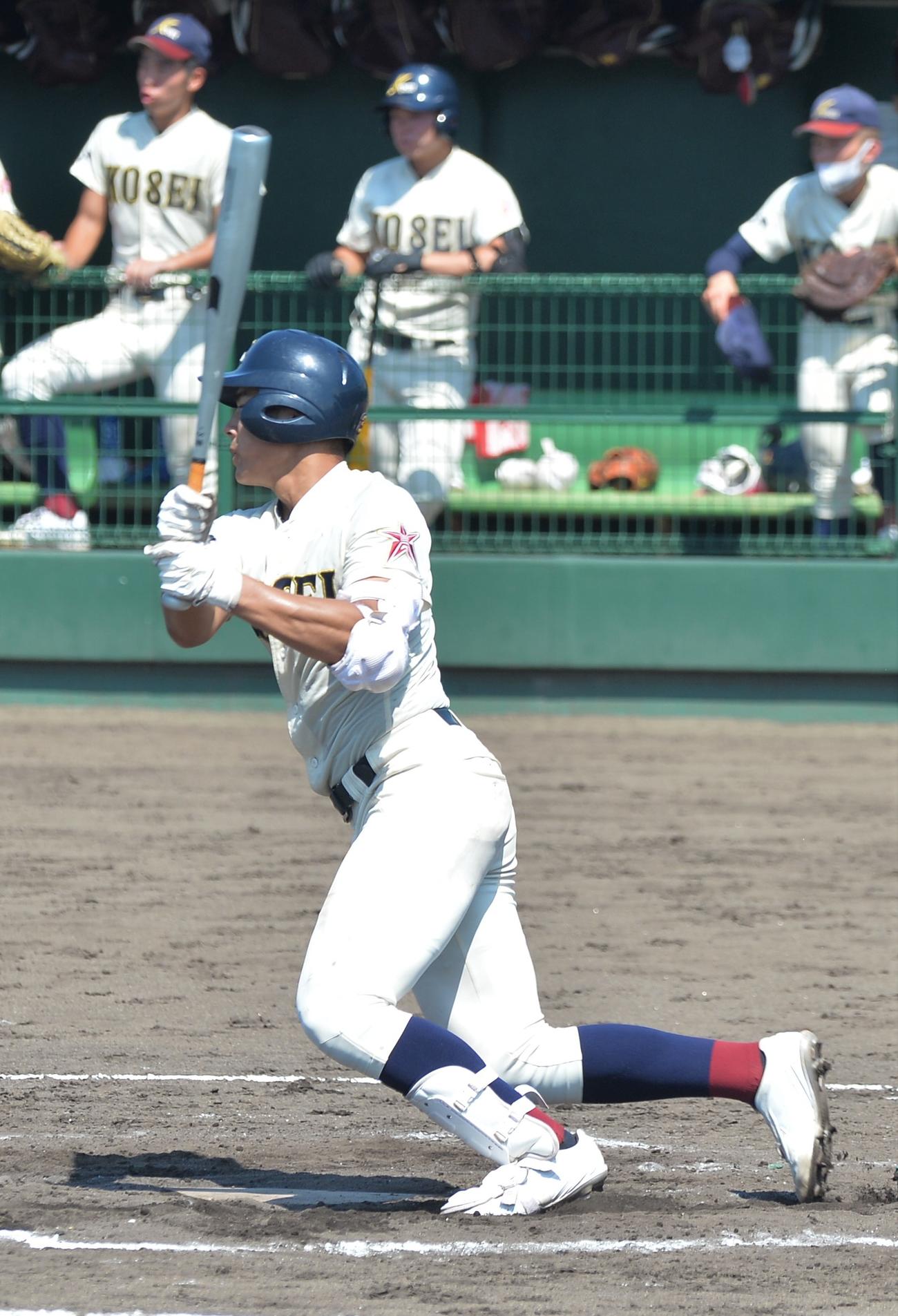 東奥学園対八戸学院光星　2回裏八戸学院光星2死一、二塁、右前適時打を放つ久守（撮影・佐藤究）
