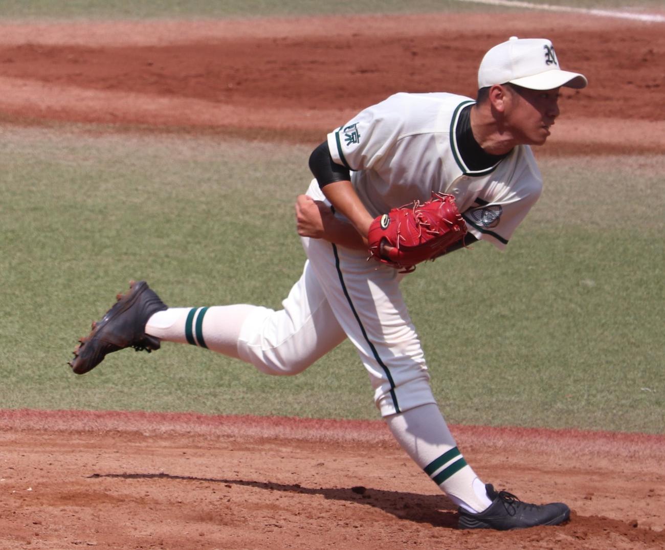 二松学舎大付対東京成徳大高　3安打完封勝利を挙げた二松学舎大付・秋山（撮影・古川真弥）