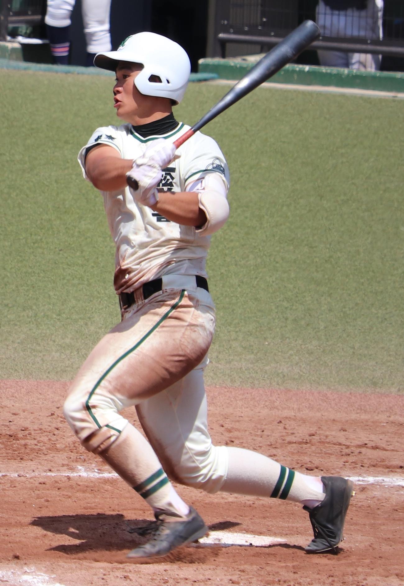 二松学舎大付対東京成徳大高　5回表二松学舎大付2死満塁、左越えに2点適時二塁打を放つ関（撮影・古川真弥）