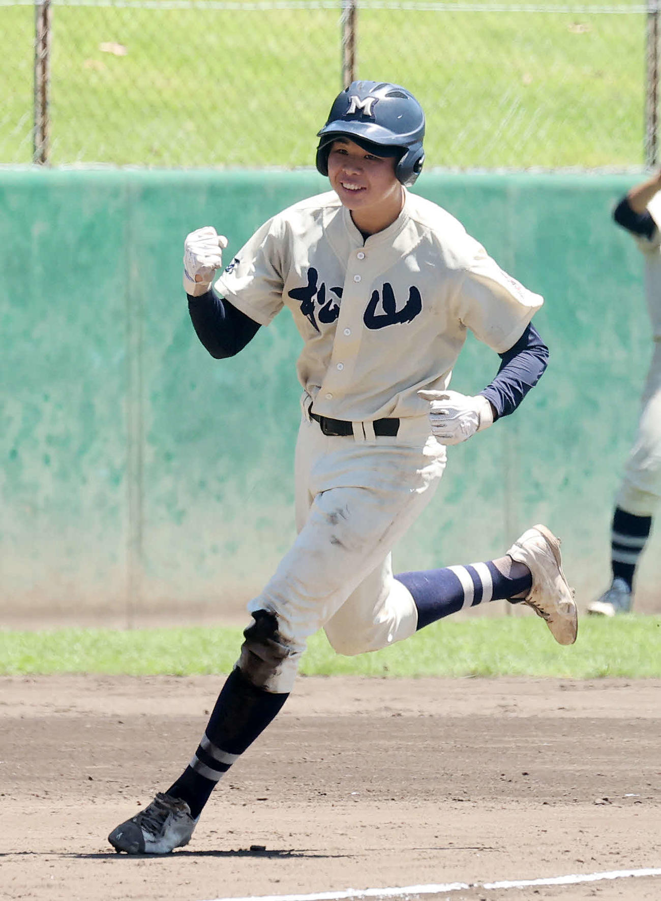 松山対小鹿野　7回表松山1死一塁、佐藤は右越え本塁打を放ちガッツポーズ（撮影・鈴木正人）