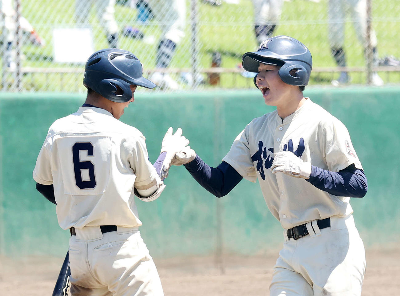 松山対小鹿野　7回表松山1死一塁、佐藤（右）は右越え本塁打を放ち町田とタッチ（撮影・鈴木正人）