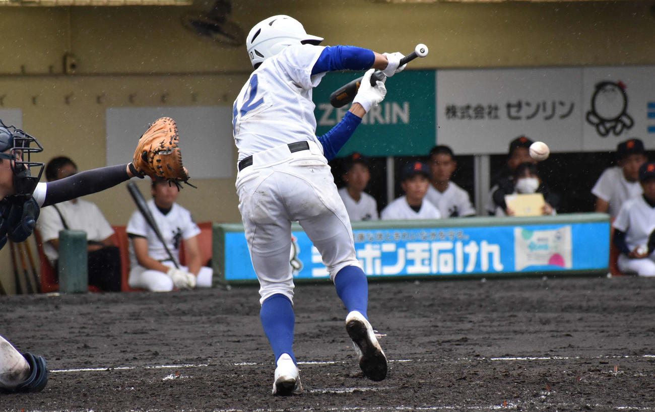 筑陽学園対小倉東　5回1死三塁で投前にスクイズを決める筑陽学園・楠（くすのき）魁人捕手