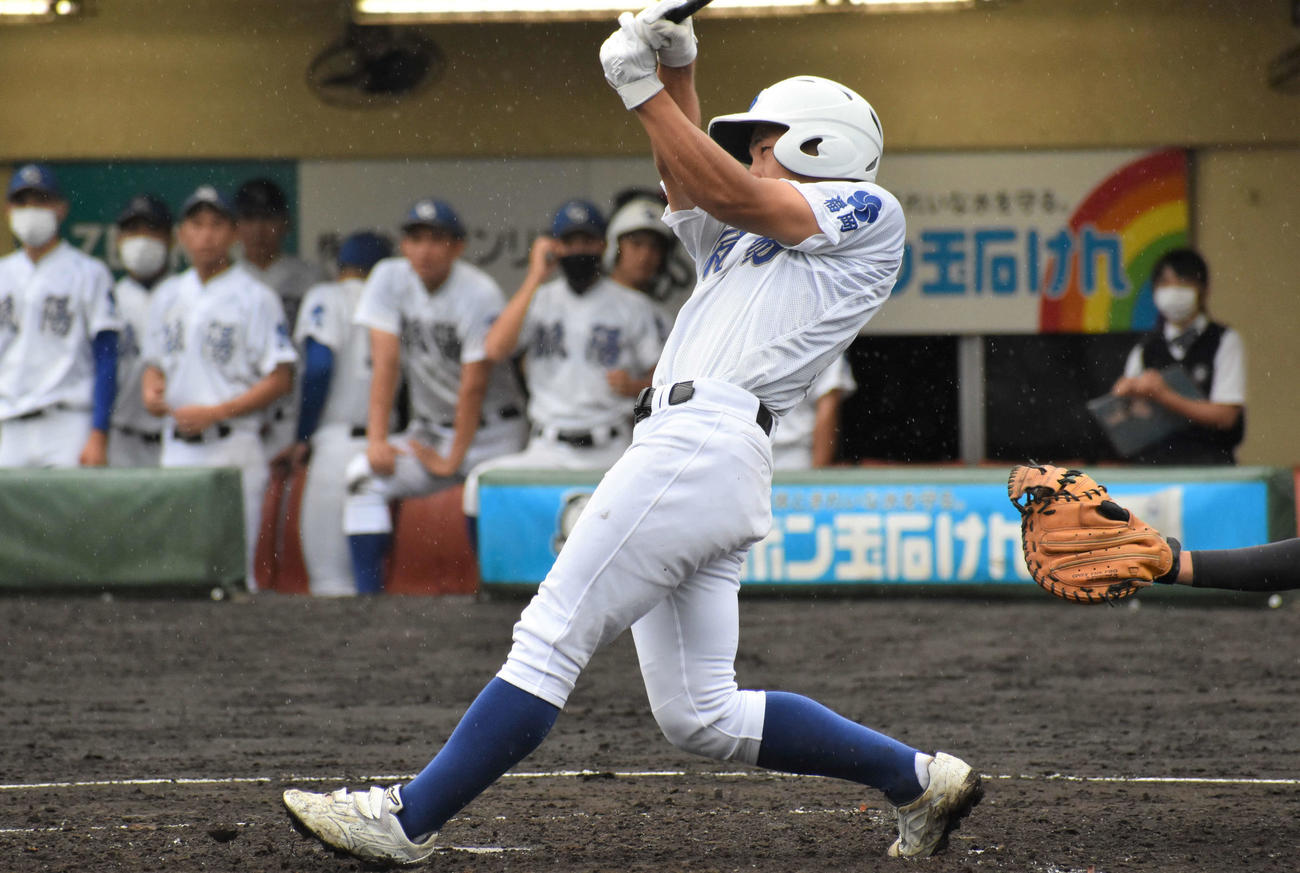 筑陽学園対小倉東　4回1死二塁で左前適時打を放つ筑陽学園・大内来汰（らいた）外野手