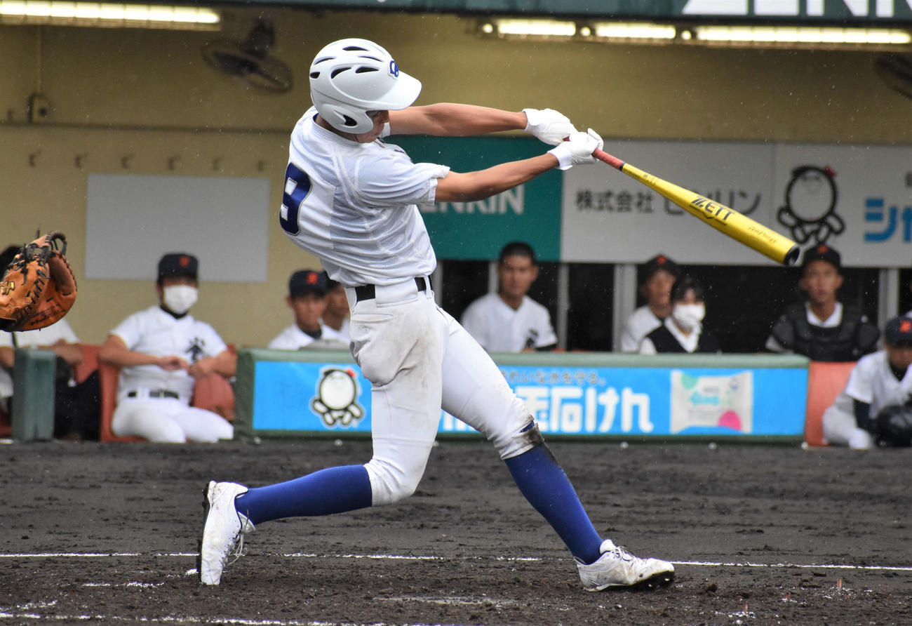 筑陽学園対小倉東　3回1死二、三塁で中犠飛を放つ筑陽学園・野田啓太外野手