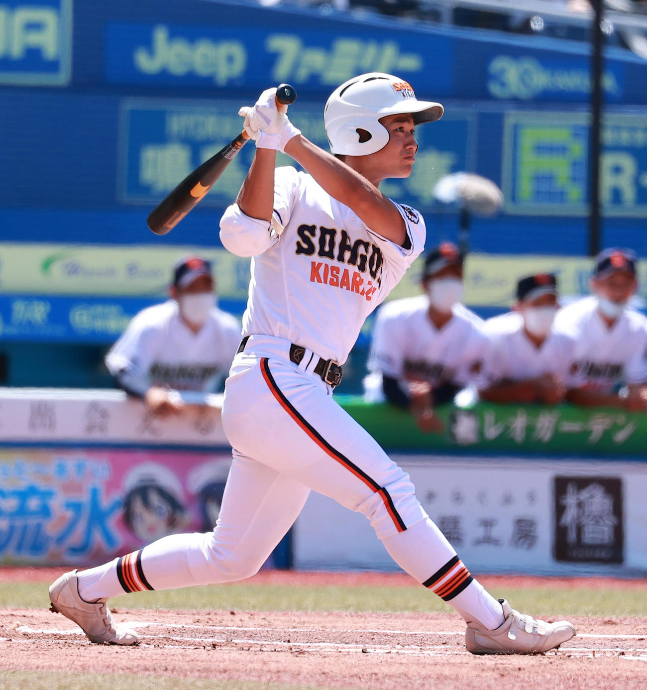 木更津総合対成田　1回表木更津総合無死、右越えに先制先頭打者本塁打を放つ秋元（撮影・野上伸悟）
