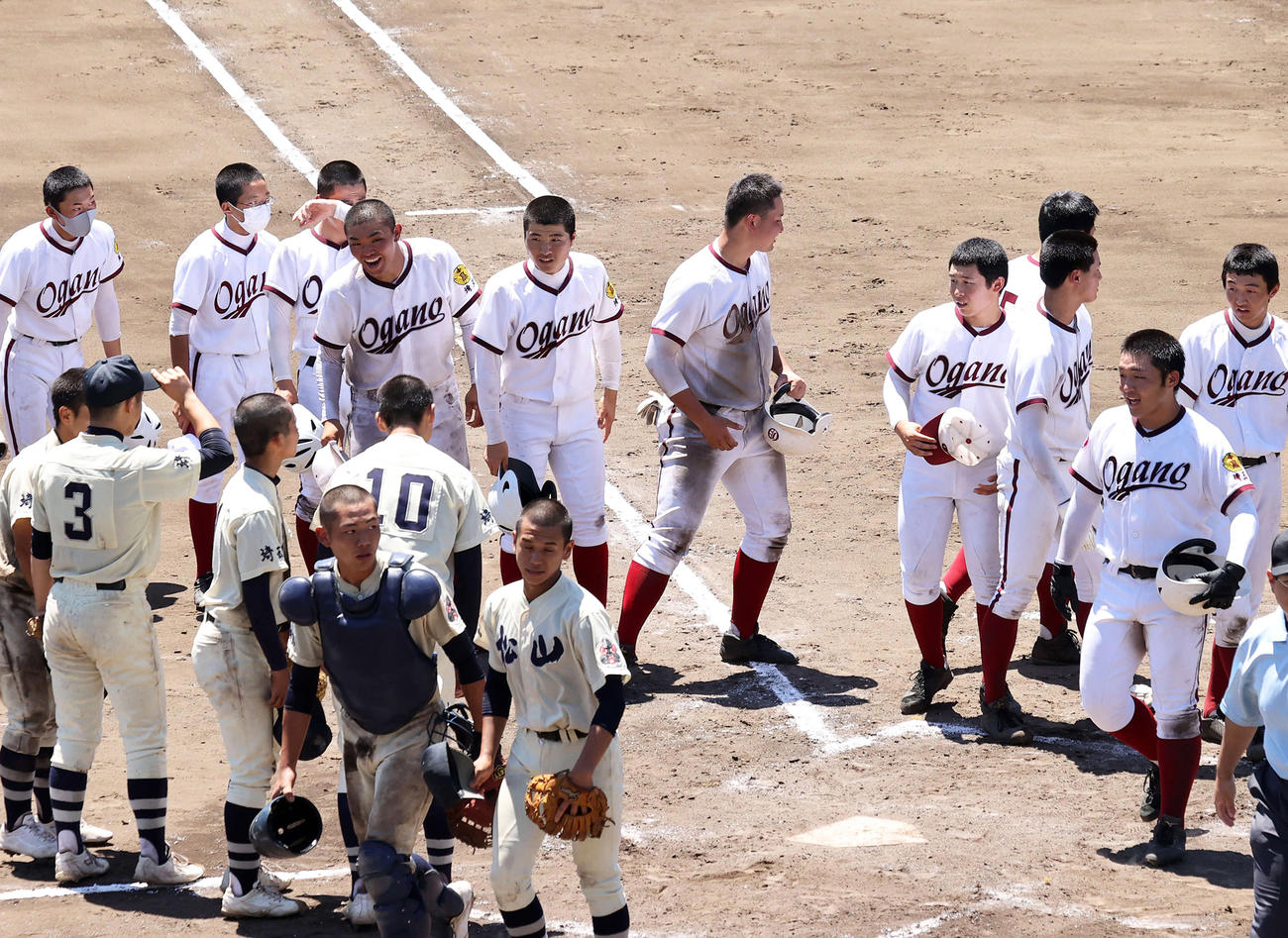 松山に敗れあいさつする小鹿野の選手たち（奥）（撮影・鈴木正人）