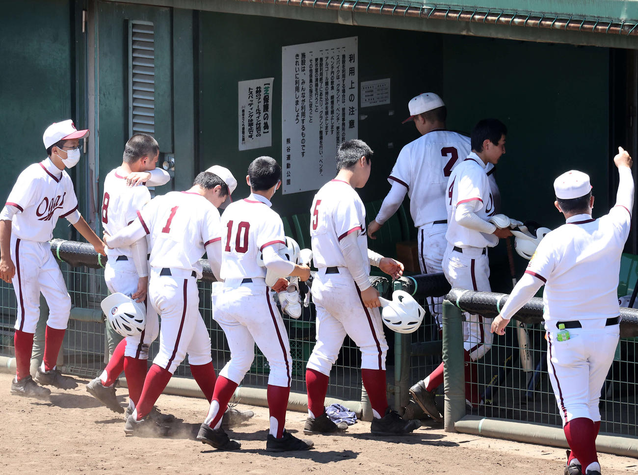 3回戦敗退となり引き揚げる小鹿野の選手たち（撮影・鈴木正人）