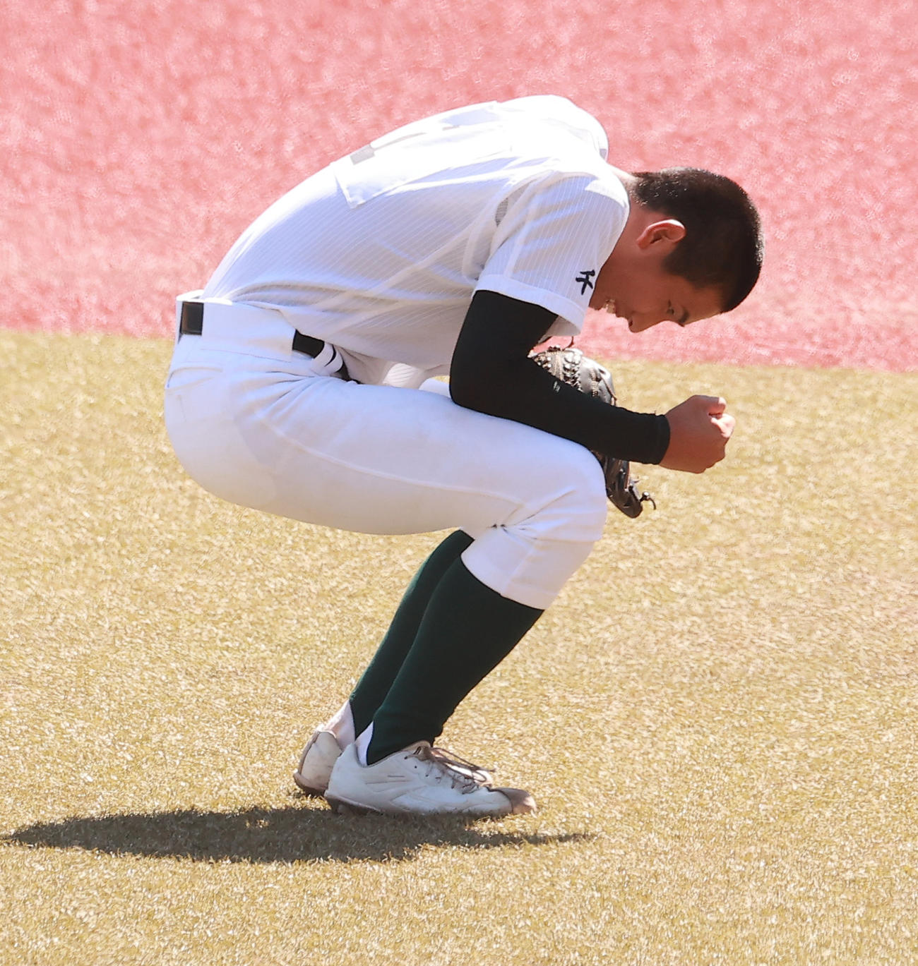 121球の熱投で完封勝利を挙げた専大松戸・深沢は、ガッツポーズをした後、疲労からグラウンドにひざまずいた（撮影・野上伸悟）