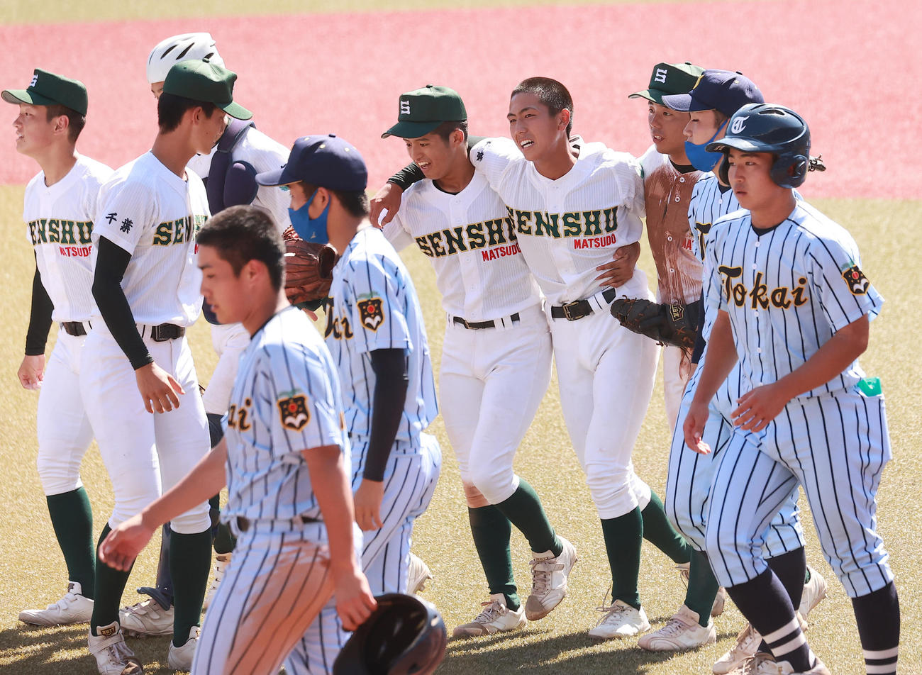 専大松戸対東海大市原望洋　121球の熱投で完封勝利を挙げた専大松戸・深沢（奥右から2人目）は仲間に助けられ整列に向かった（撮影・野上伸悟）