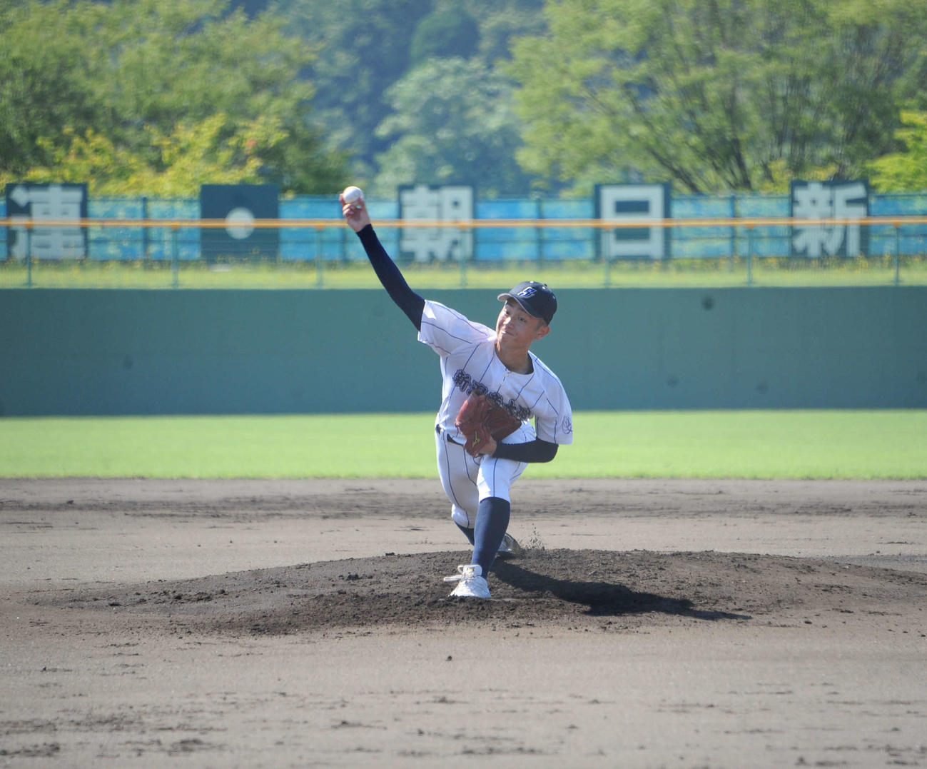 今大会初登板で6回を“完全”に抑えた新潟産大付・西村