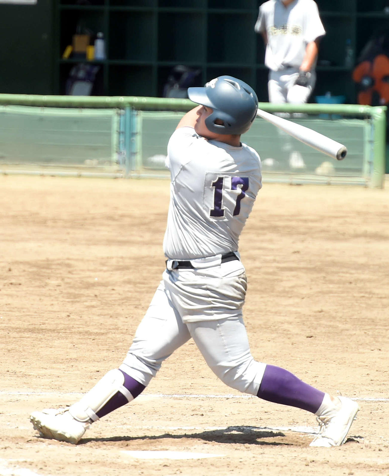 2回、右越え本塁打を放つ花巻東・佐々木（撮影・相沢孔志）