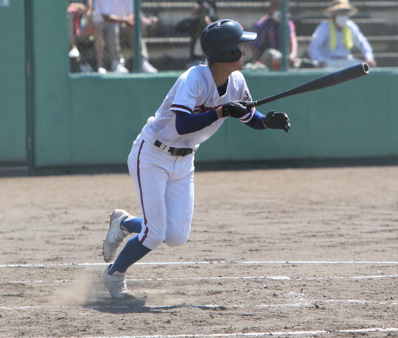 1－1の5回表に勝ち越しの中犠飛を放った加茂暁星・椿
