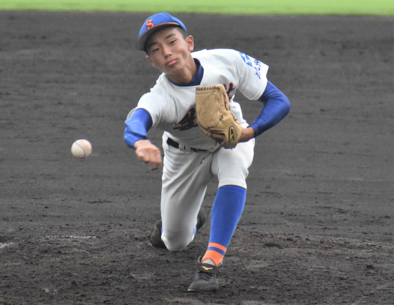 先発で力投する星琳・上村（撮影・只松憲）