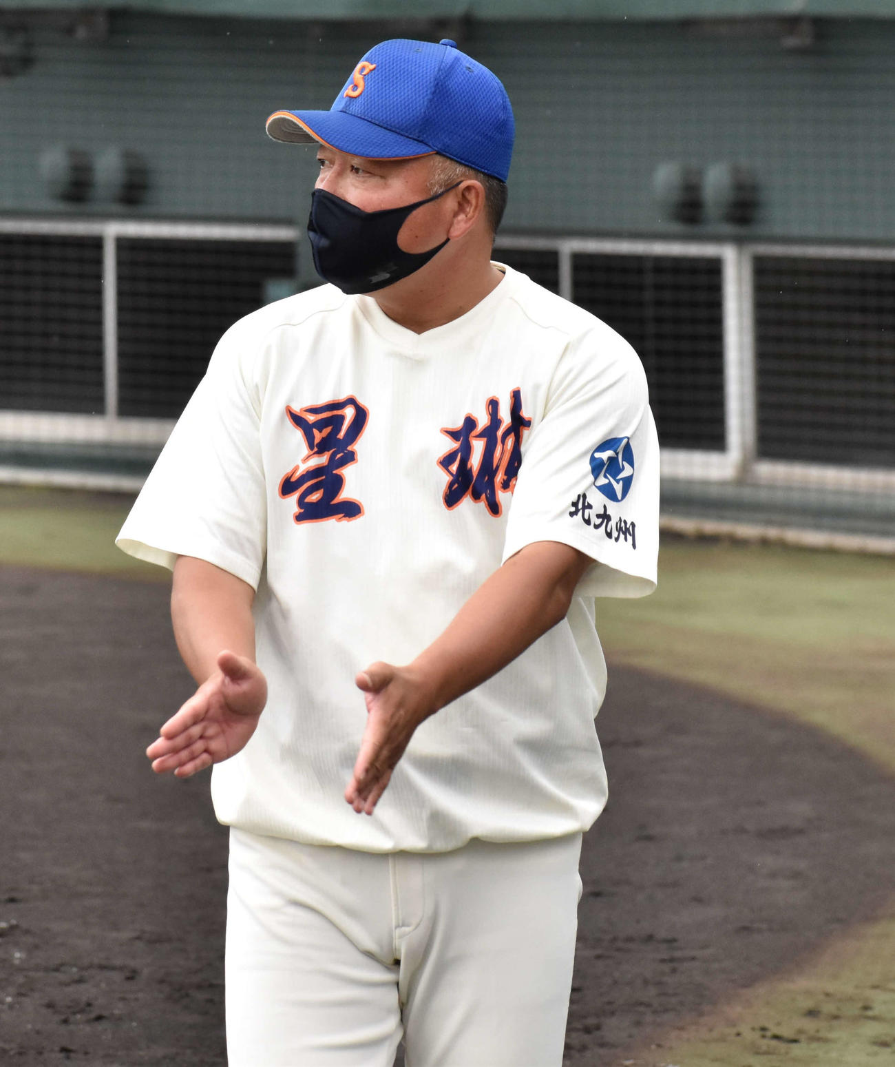 ナインを拍手で迎える星琳・飯田監督（撮影・只松憲）