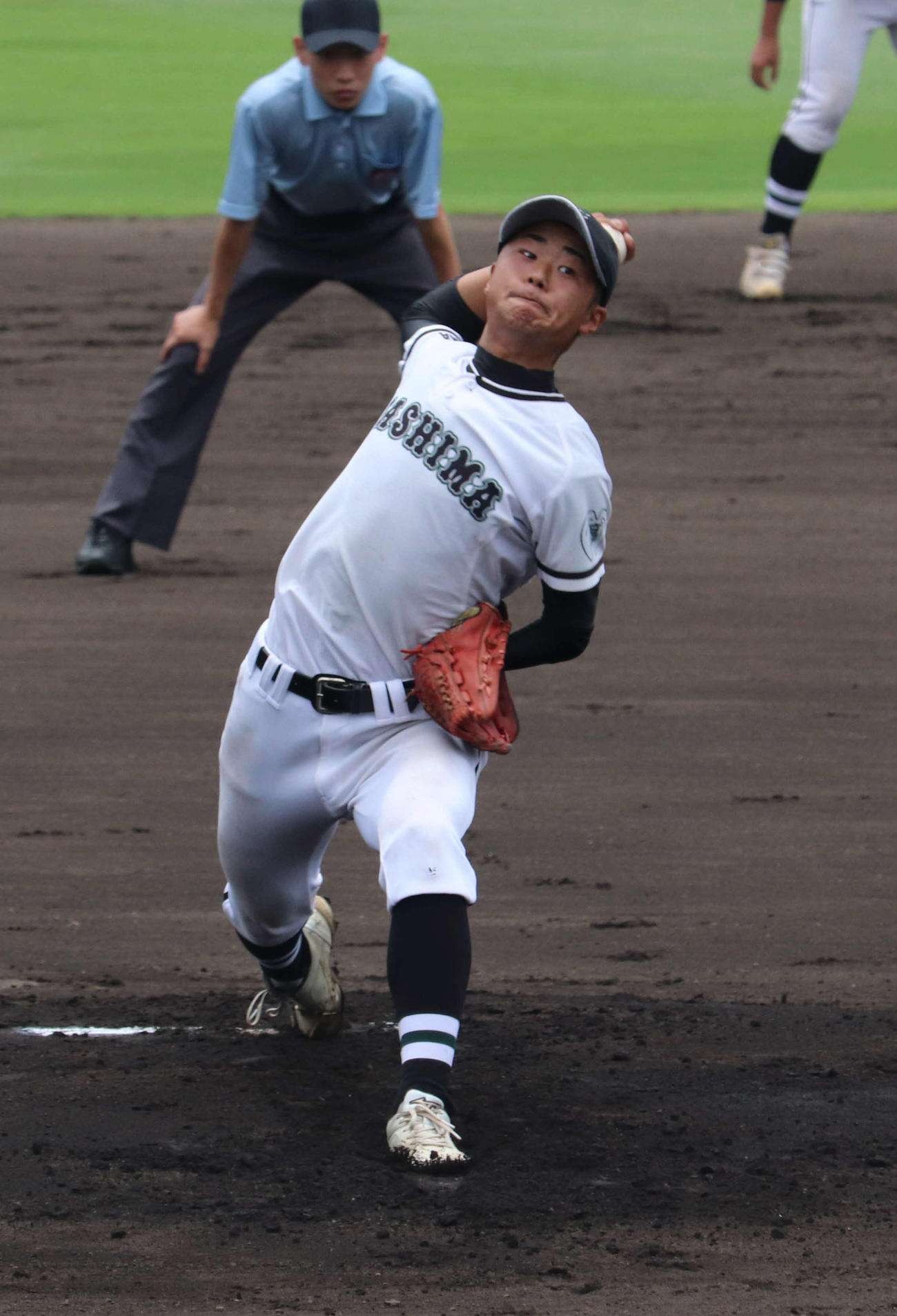 右手用のグラブを左手に置き投球する神島のエース・笠松（撮影・清水駿斗）