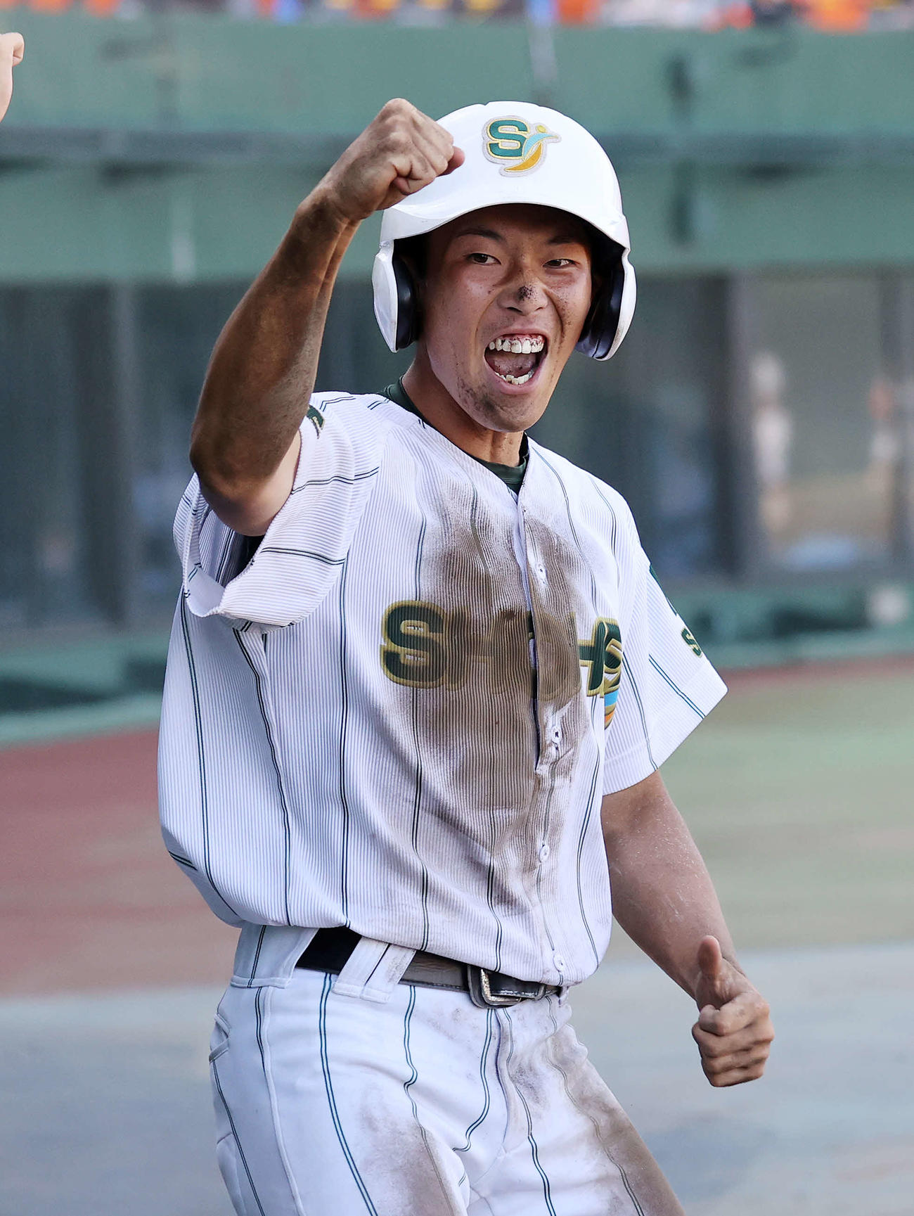 6回裏昌平1死三塁、寺山のスクイズで冨田が生還しガッツポーズ（撮影・鈴木正人）