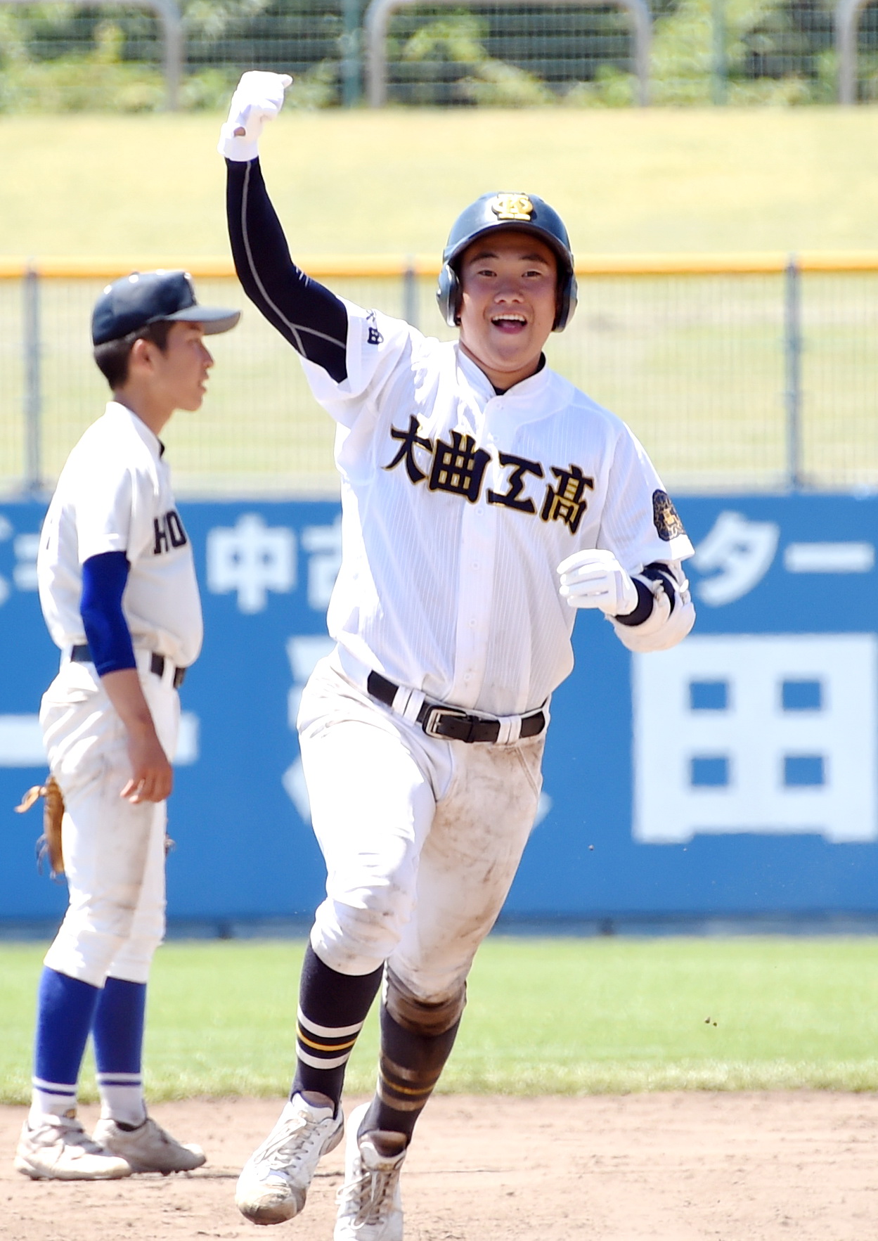 7回、大曲工・佐々木は勝ち越し2点本塁打を放ちベンチに向かってガッツポーズ