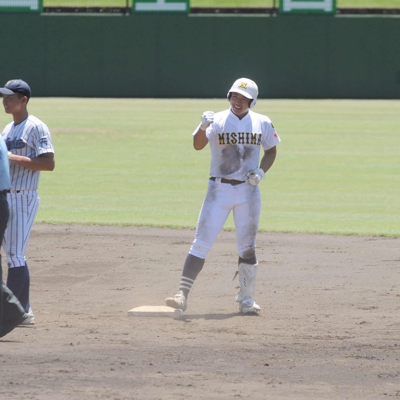 決勝打の三島南・前田は塁上でガッツポーズ