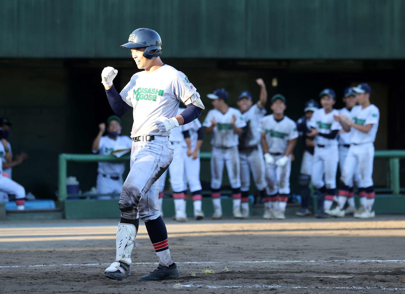 9回表武蔵越生2死一塁、石上は左越え本塁打を放ちガッツポーズ（撮影・鈴木正人）