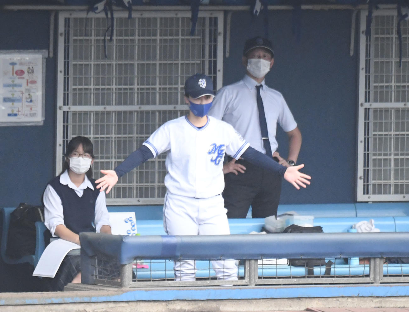 高校野球大阪府大会　箕面自由学園対追手門学院　選手に指示を出す箕面自由学園の山田幸恵監督（撮影・滝沢美穂子）