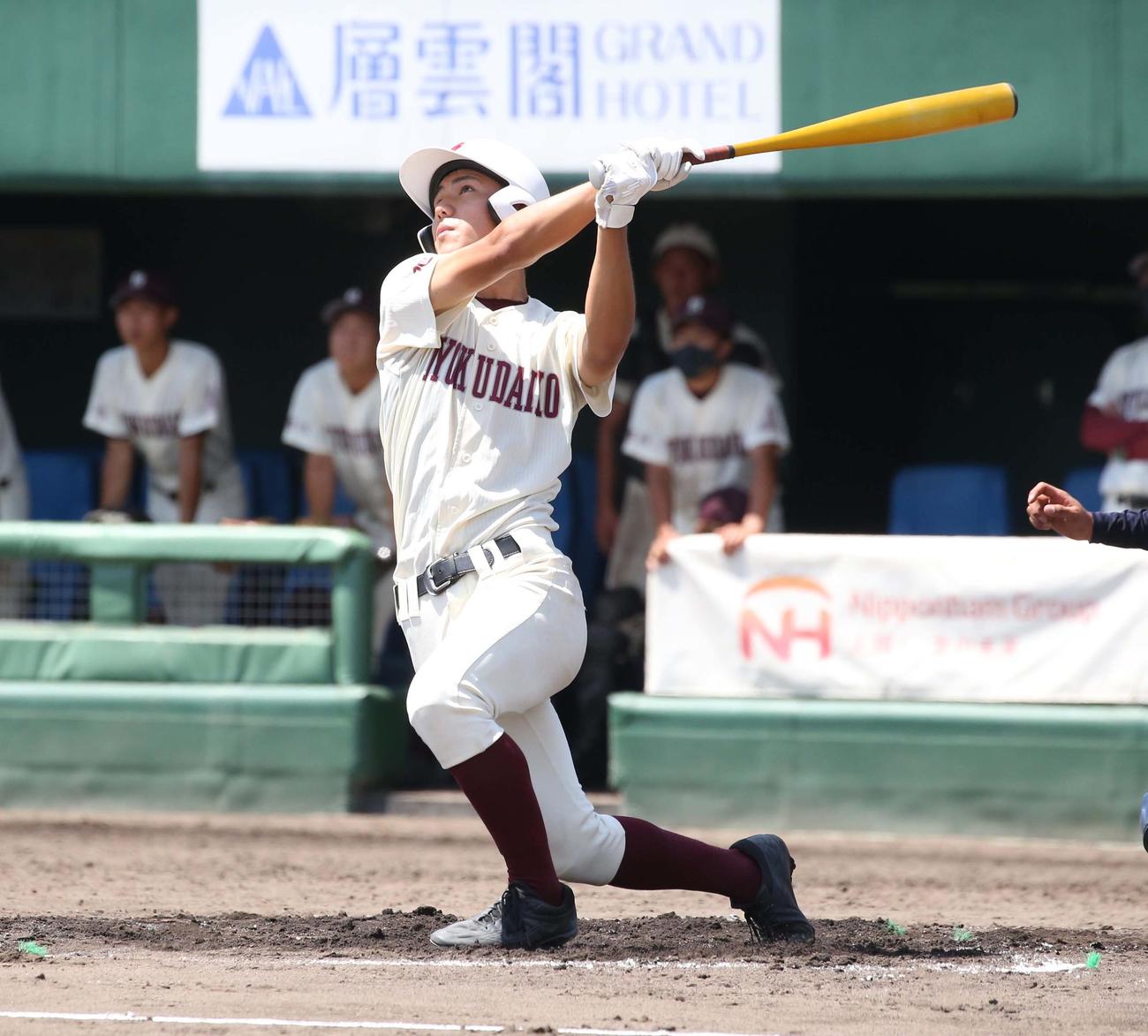 旭川大高対網走桂陽　2回表旭川大高2死二塁、左越え適時二塁打を放つ富田（撮影・黒川智章）