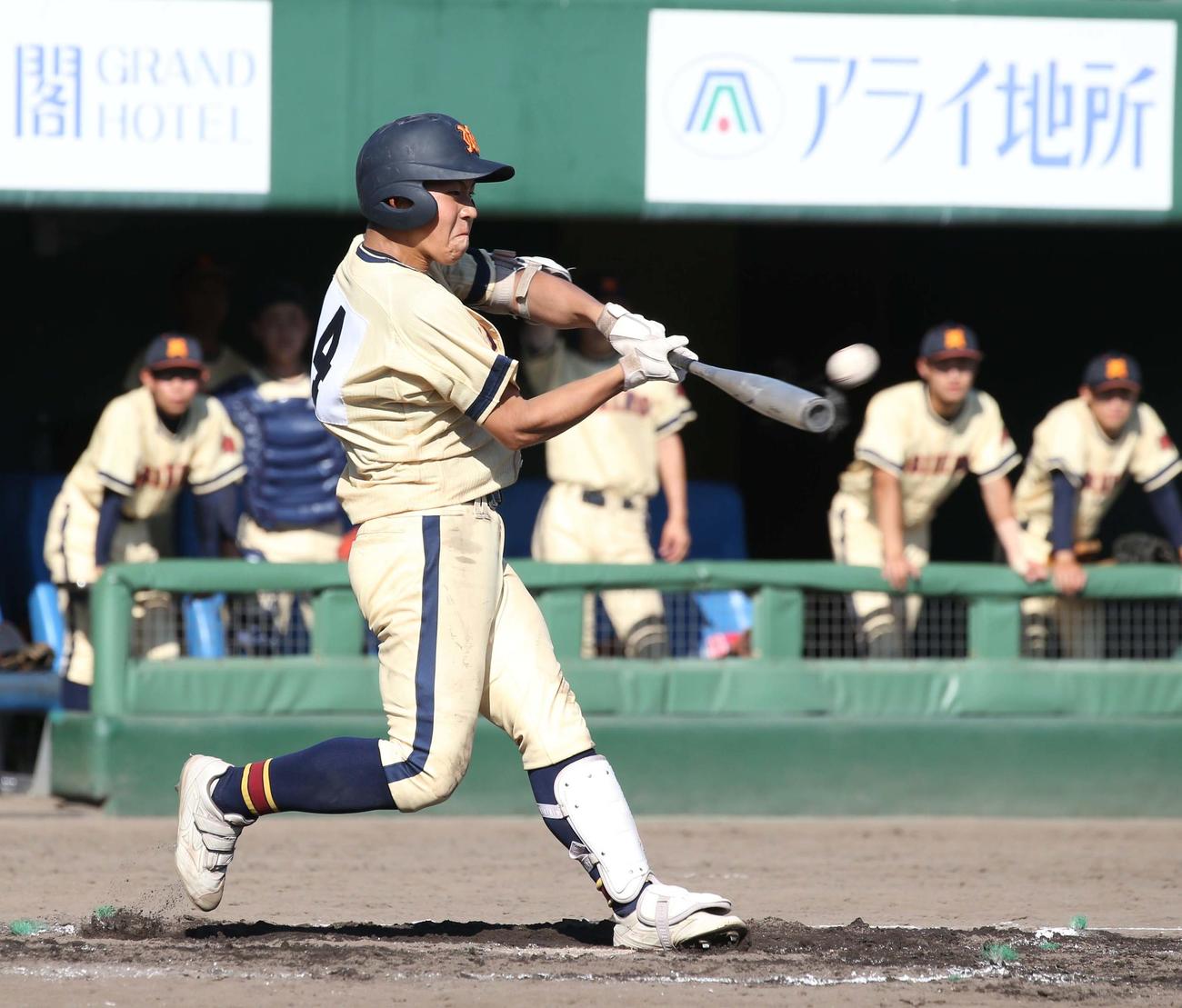 帯広農対釧路北陽　8回表帯広農2死、左越え本塁打を放つ清水（撮影・黒川智章）