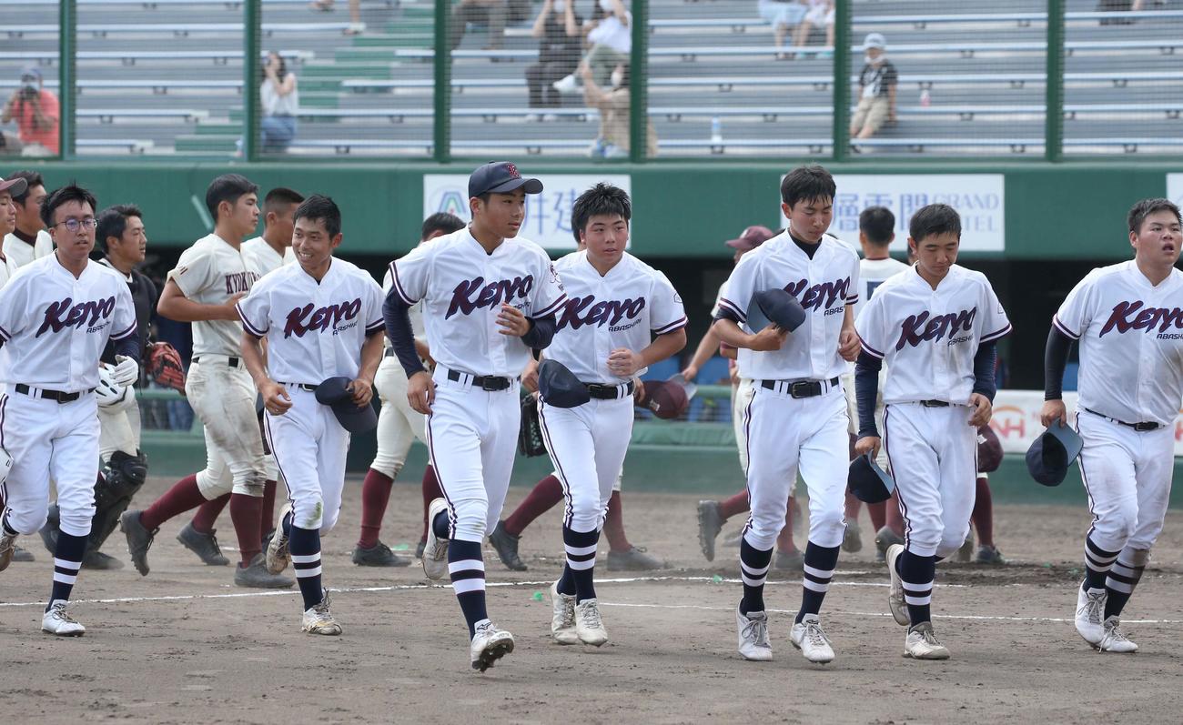 旭川大高対網走桂陽　初戦敗退し引き揚げる網走桂陽ナイン（撮影・黒川智章）