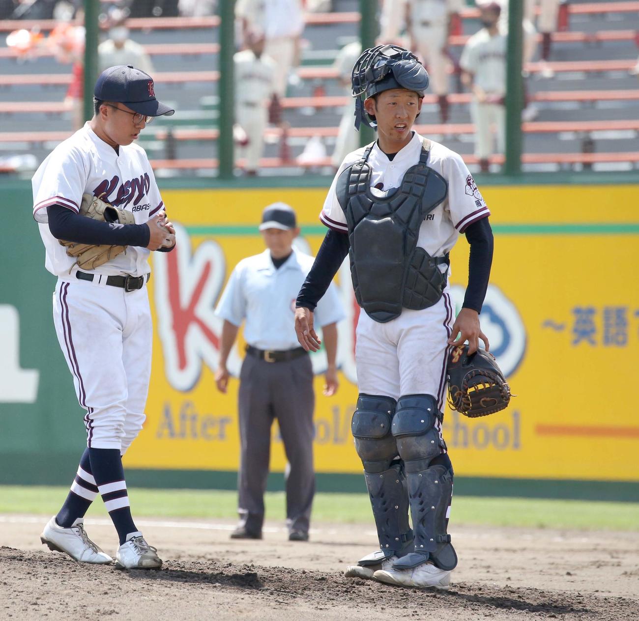 旭川大高対網走桂陽　6回表、杉井（左）とマウンドで話す渡辺（撮影・黒川智章）