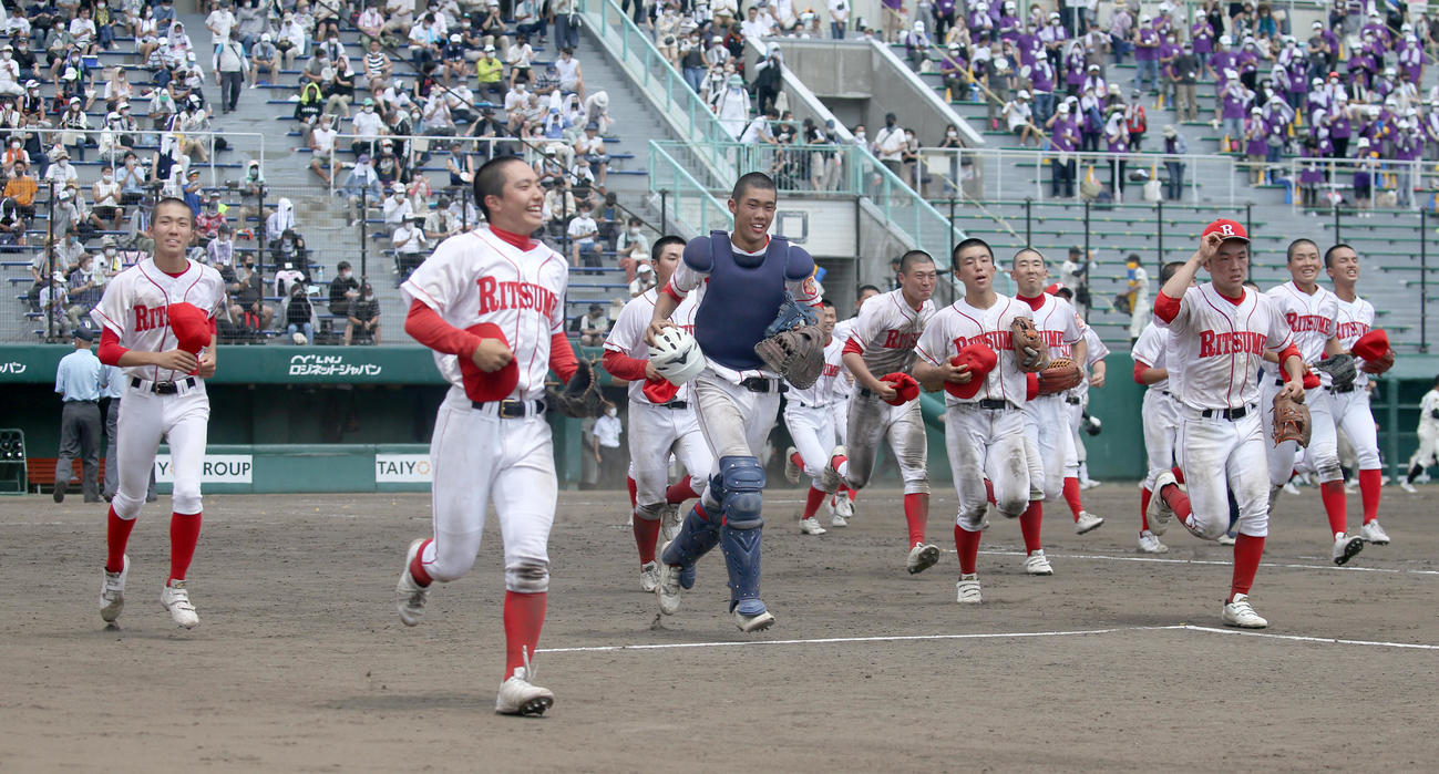 立命館慶祥対駒大苫小牧　駒大苫小牧を下しスタンド応援席に向かって駆け出す立命館慶祥ナイン（撮影・佐藤翔太）
