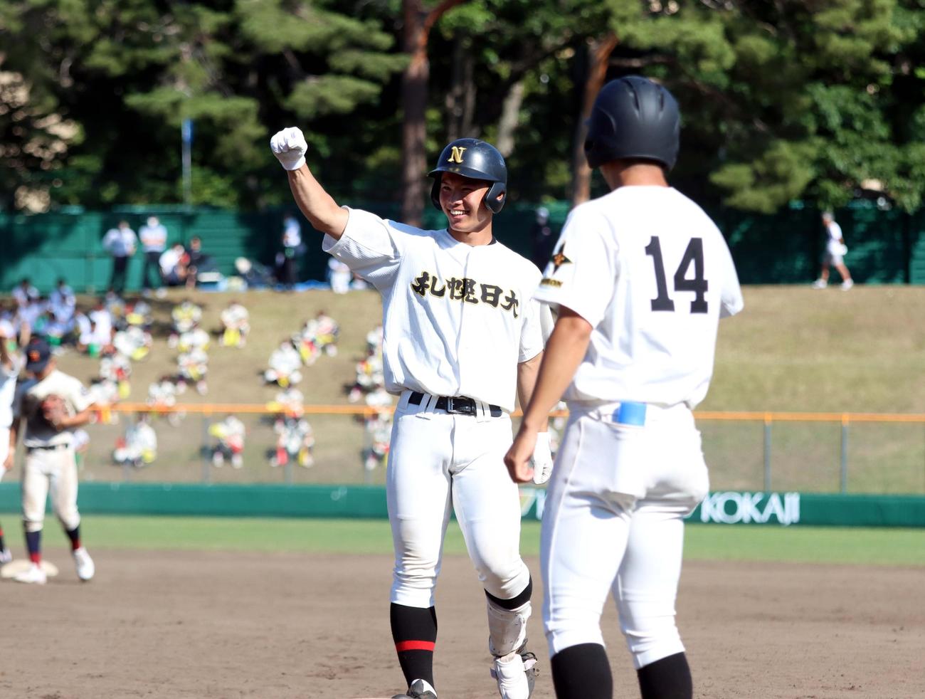 札幌日大対北照　9回表札幌日大2死満塁、石川が勝ち越しの左前適時打を放ち左手を挙げ喜ぶ（撮影・永野高輔）