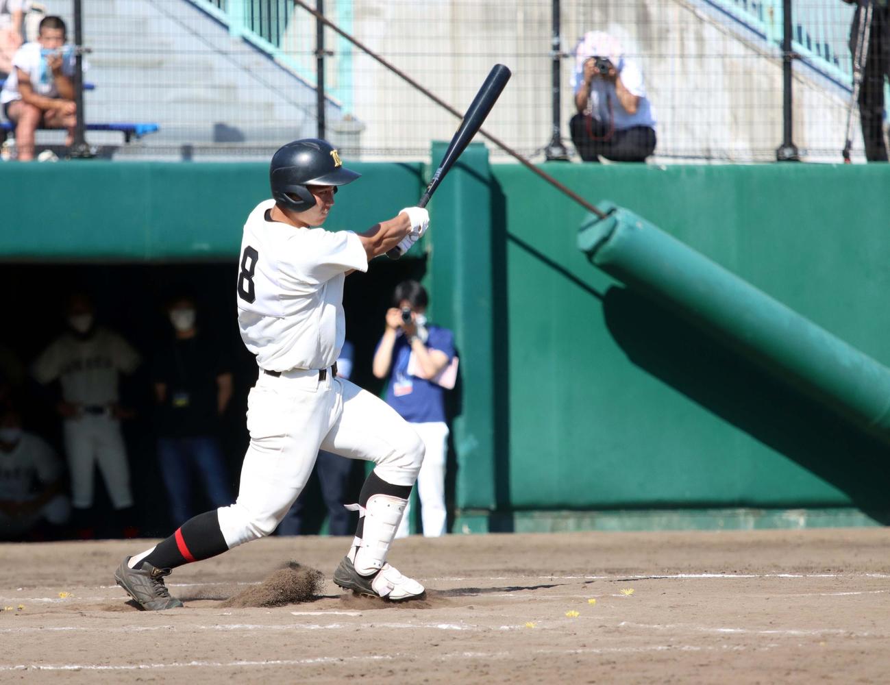 札幌日大対北照　9回表札幌日大2死満塁、石川が勝ち越しの左前適時打を放つ（撮影・永野高輔）