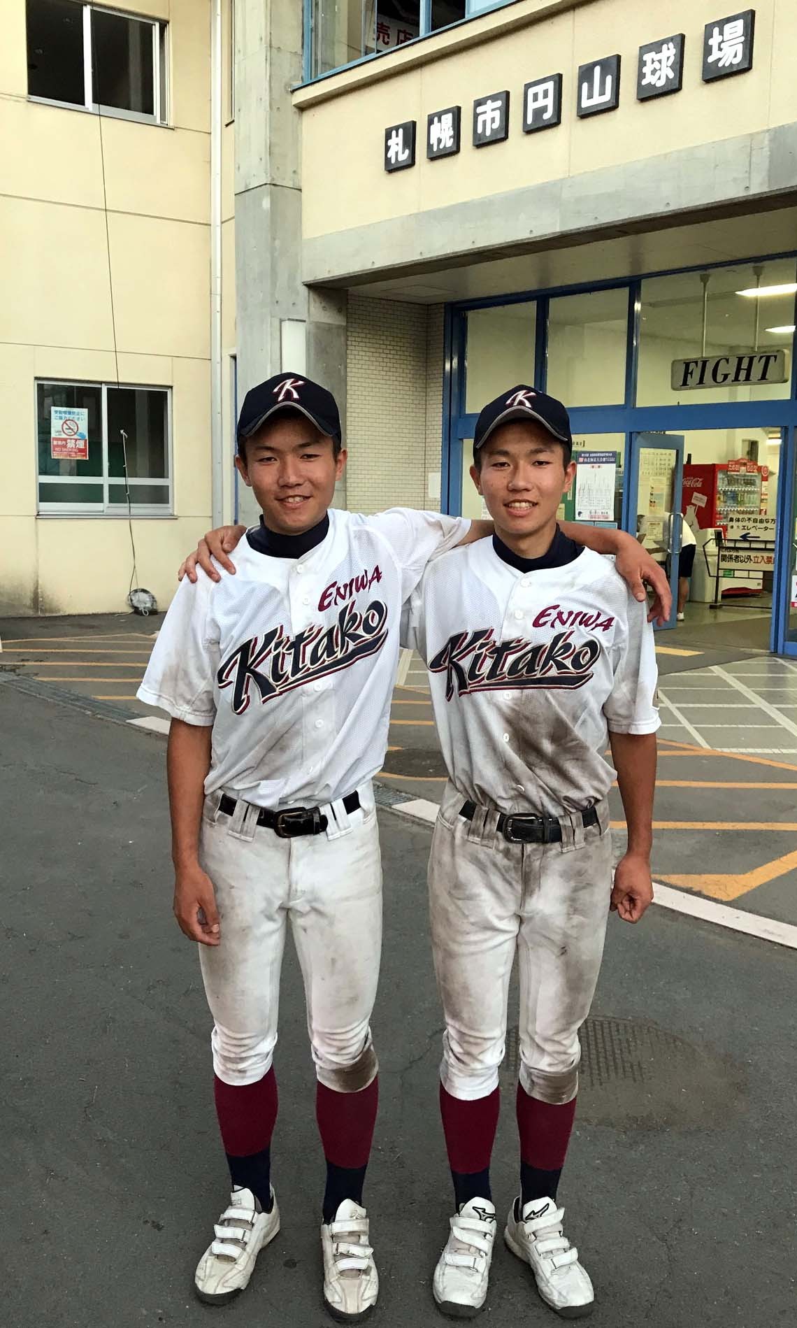 恵庭北対函館大有斗　試合を終え笑顔の恵庭北・河田愛翔（左）と翔空（撮影・永野高輔）