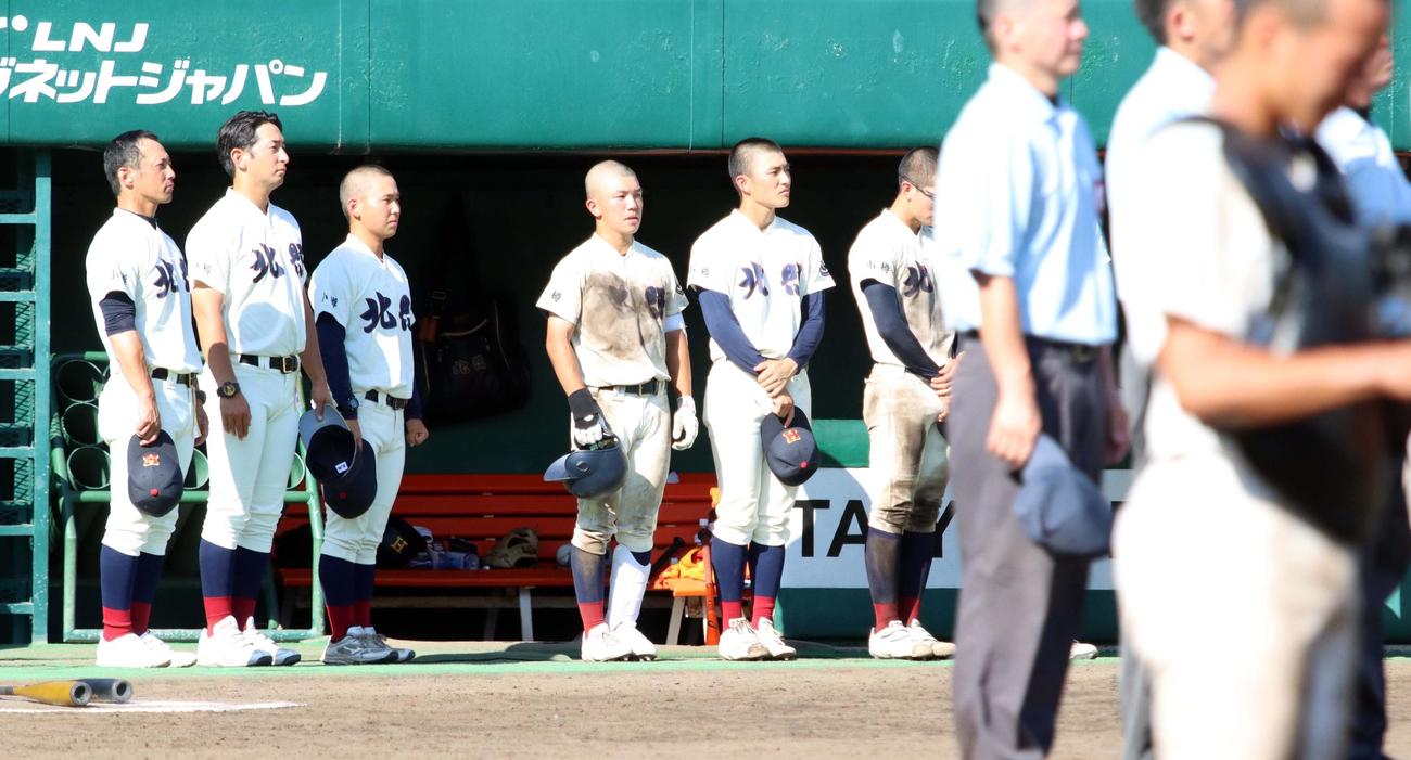 札幌日大対北照　初戦で敗れ険しい表情の北照・小田切主将（中央）（撮影・永野高輔）