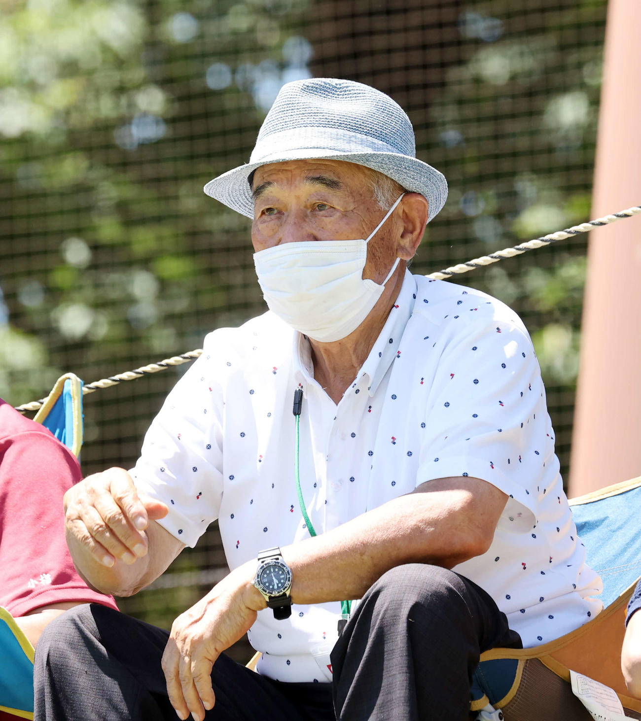 松山対小鹿野　試合を見つめる石山外部コーチ（撮影・鈴木正人）