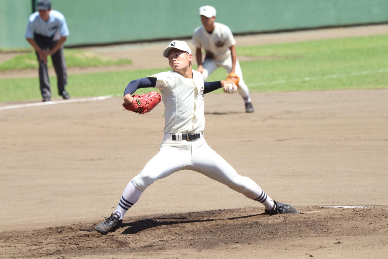 2番手でマウンドに上がった日大三・宇山翼投手（撮影・阿部泰斉）