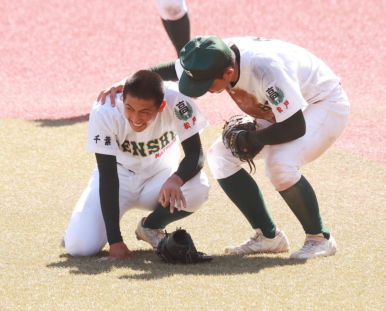 専大松戸対東海大市原望洋　121球の熱投で完封勝利を挙げた専大松戸・深沢は、疲労からグラウンドにひざまずいた（撮影・野上伸悟）