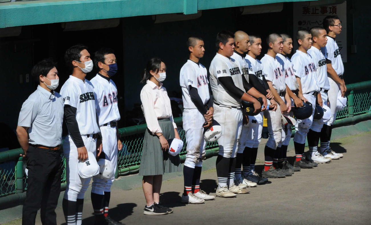 敗戦して整列する熱海・浜松湖北高佐久間分校の連合チーム。左から3人目が古谷田監督