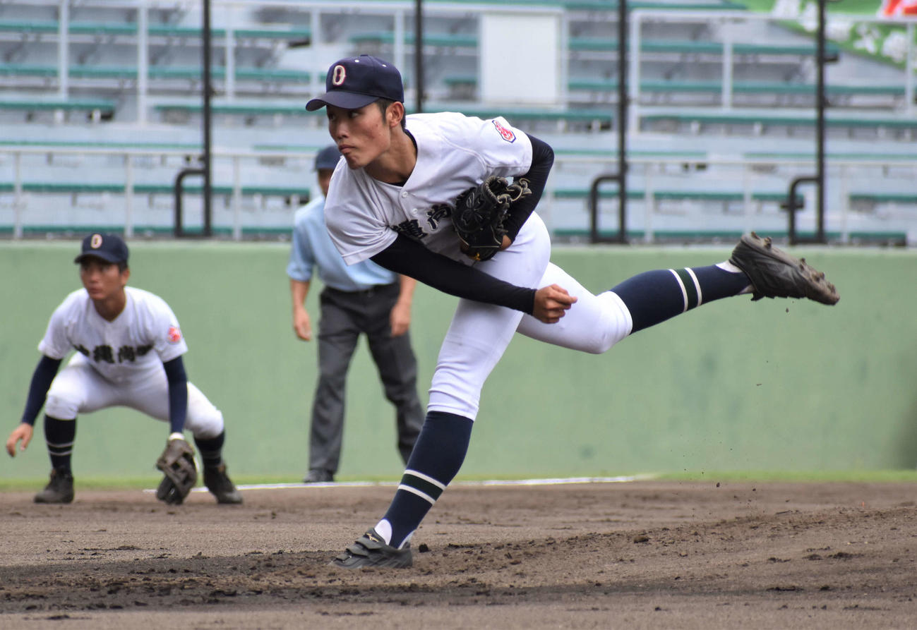 沖縄尚学対中部商　沖縄尚学先発の美里大雅投手（撮影・只松憲）