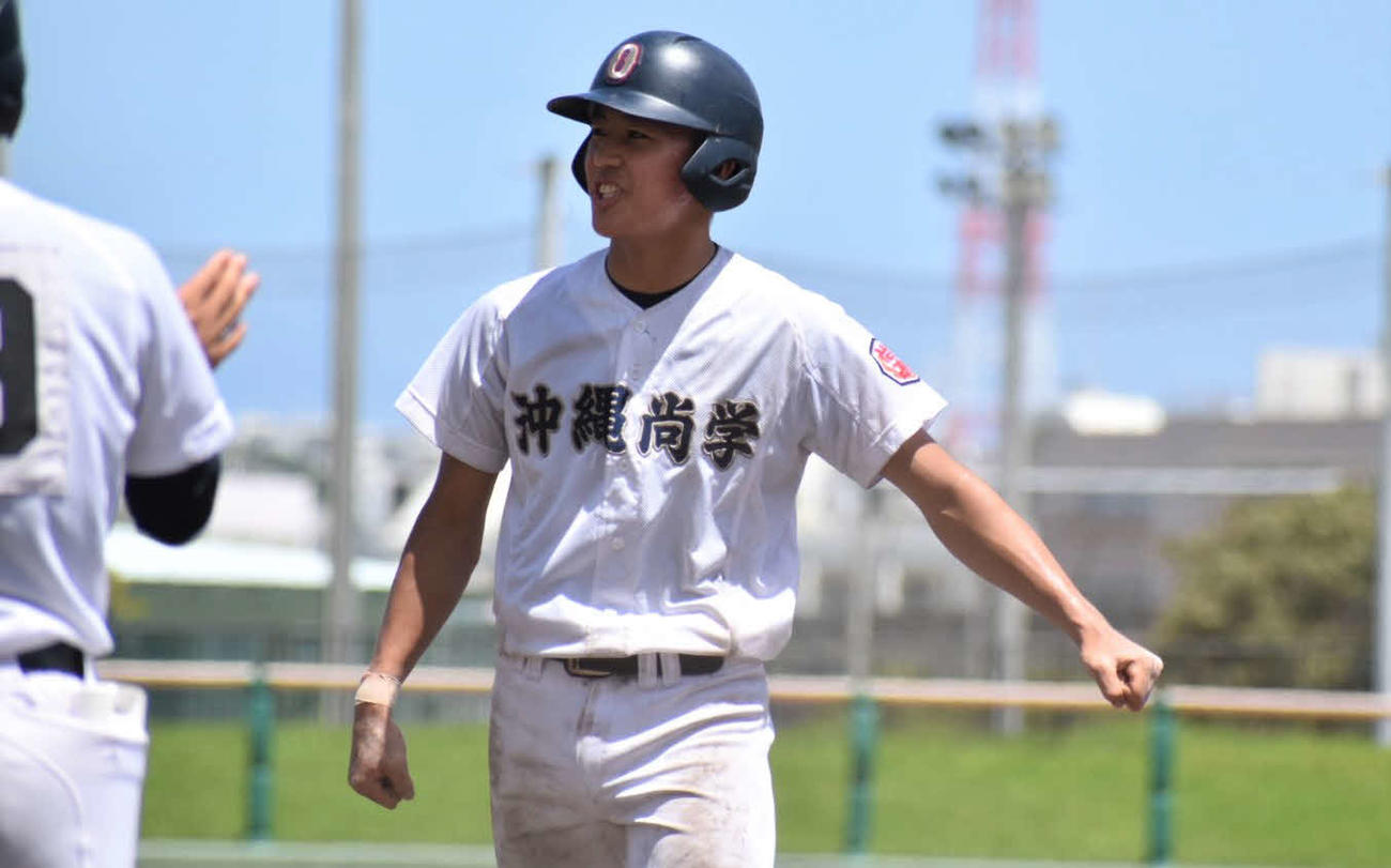 沖縄尚学対中部商　4回に同点の左前適時打を放った沖縄尚学・前盛魁来捕手は、一塁ベース上でガッツポーズ（撮影・只松憲）