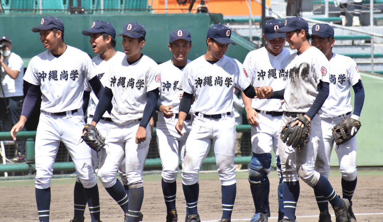 沖縄尚学対中部商　甲子園出場を決め、試合後に喜ぶ沖縄尚学ナイン（撮影・只松憲）
