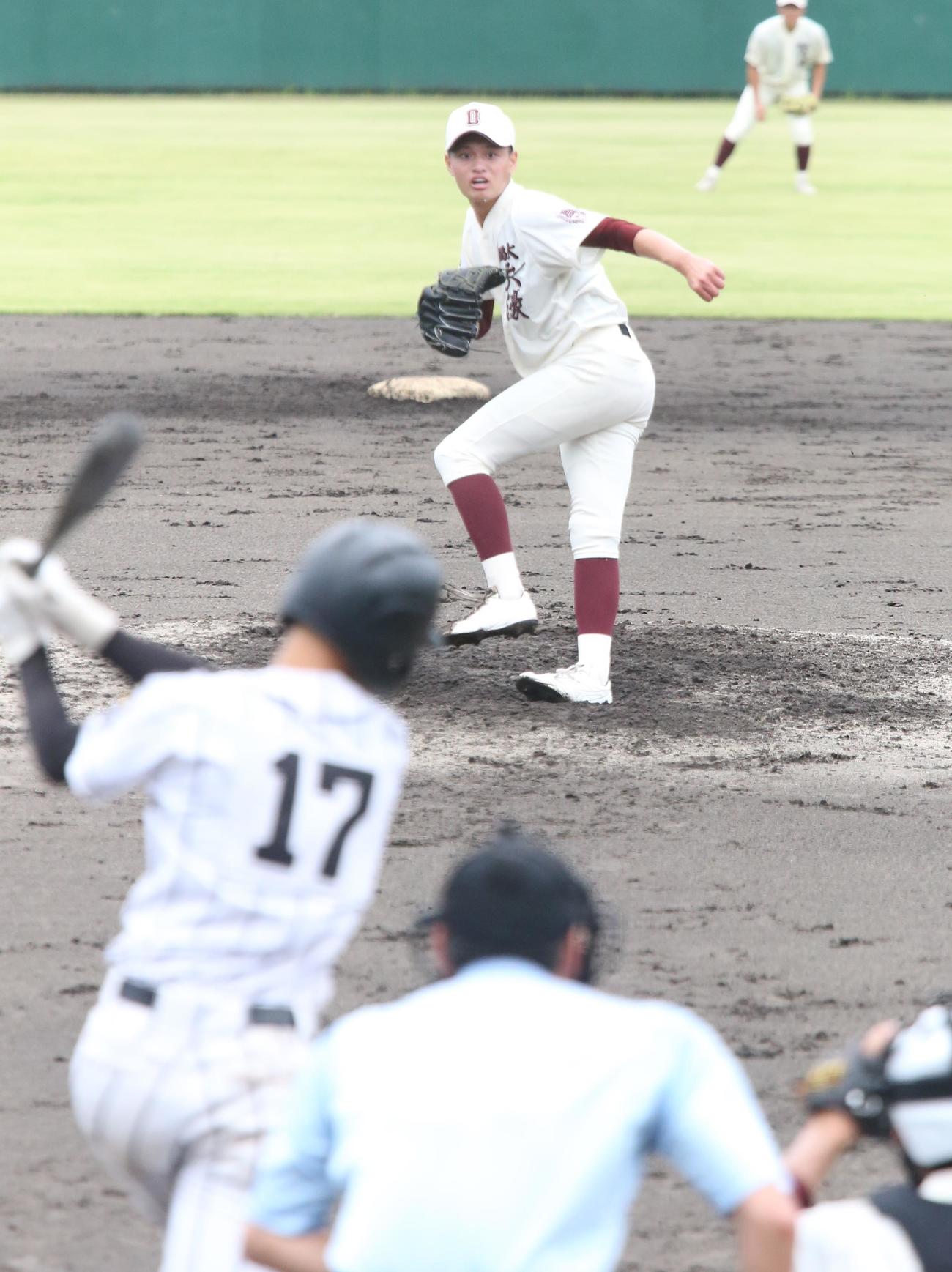 新宮対福岡大大濠　4回表新宮1死一、二塁、伊藤を空振り三振に打ち取る福岡大大濠エース毛利（撮影・菊川光一）
