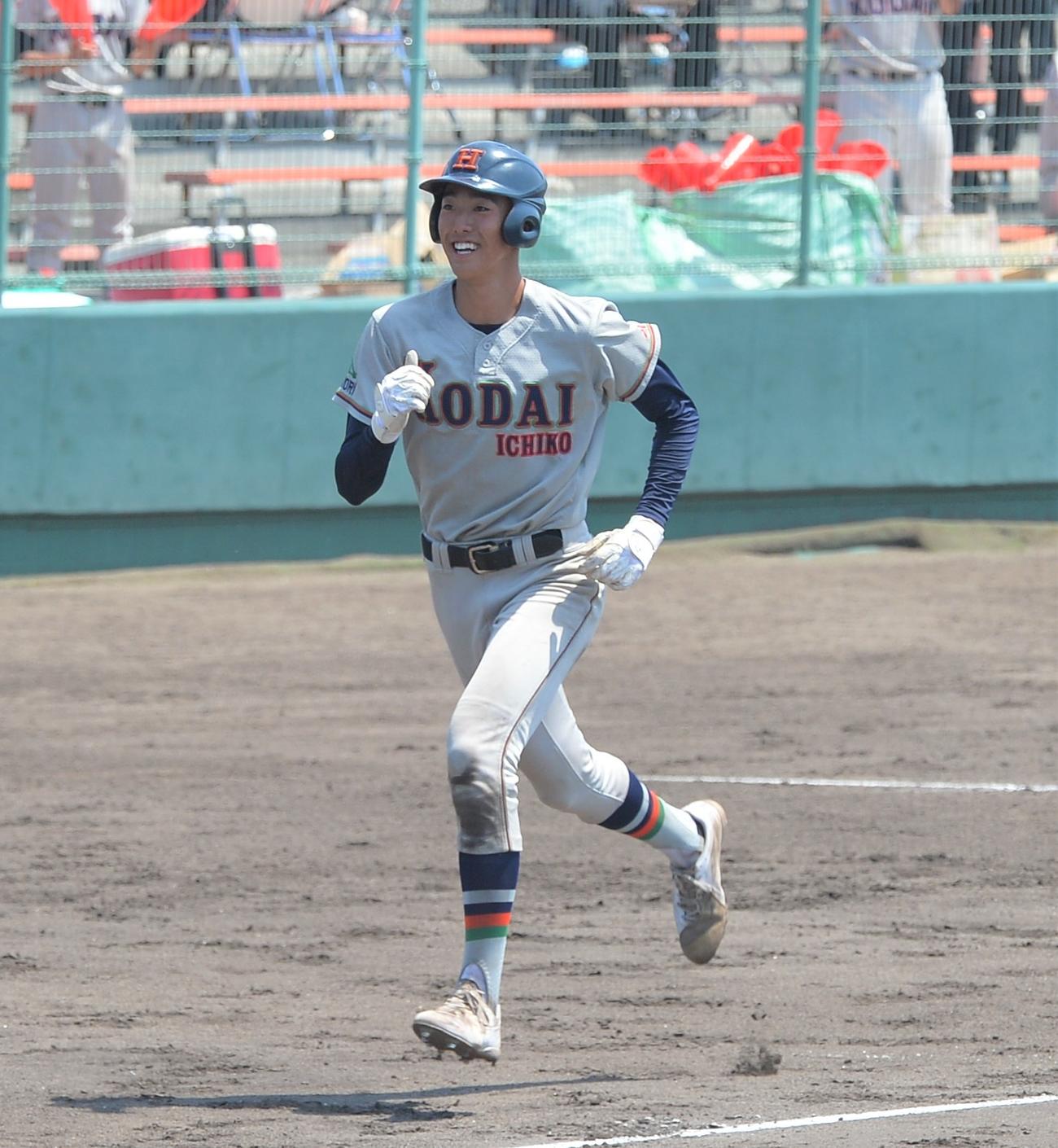 5回、左越え本塁打を放ち笑顔を見せる黒田