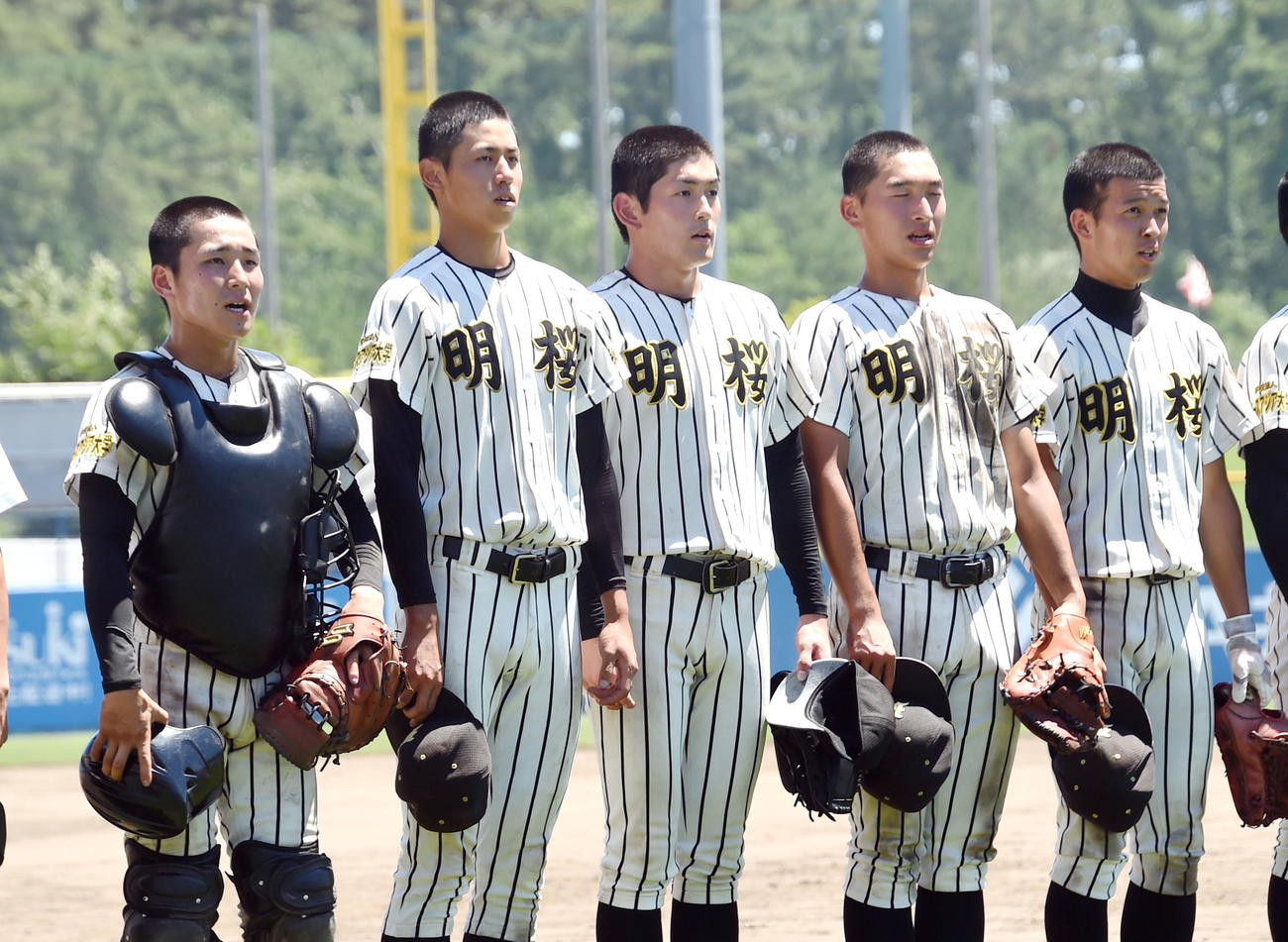 ノースアジア大明桜対秋田　試合後、応援席にあいさつする風間球打（中央）らノースアジア大明桜ナイン（撮影・山田愛斗）